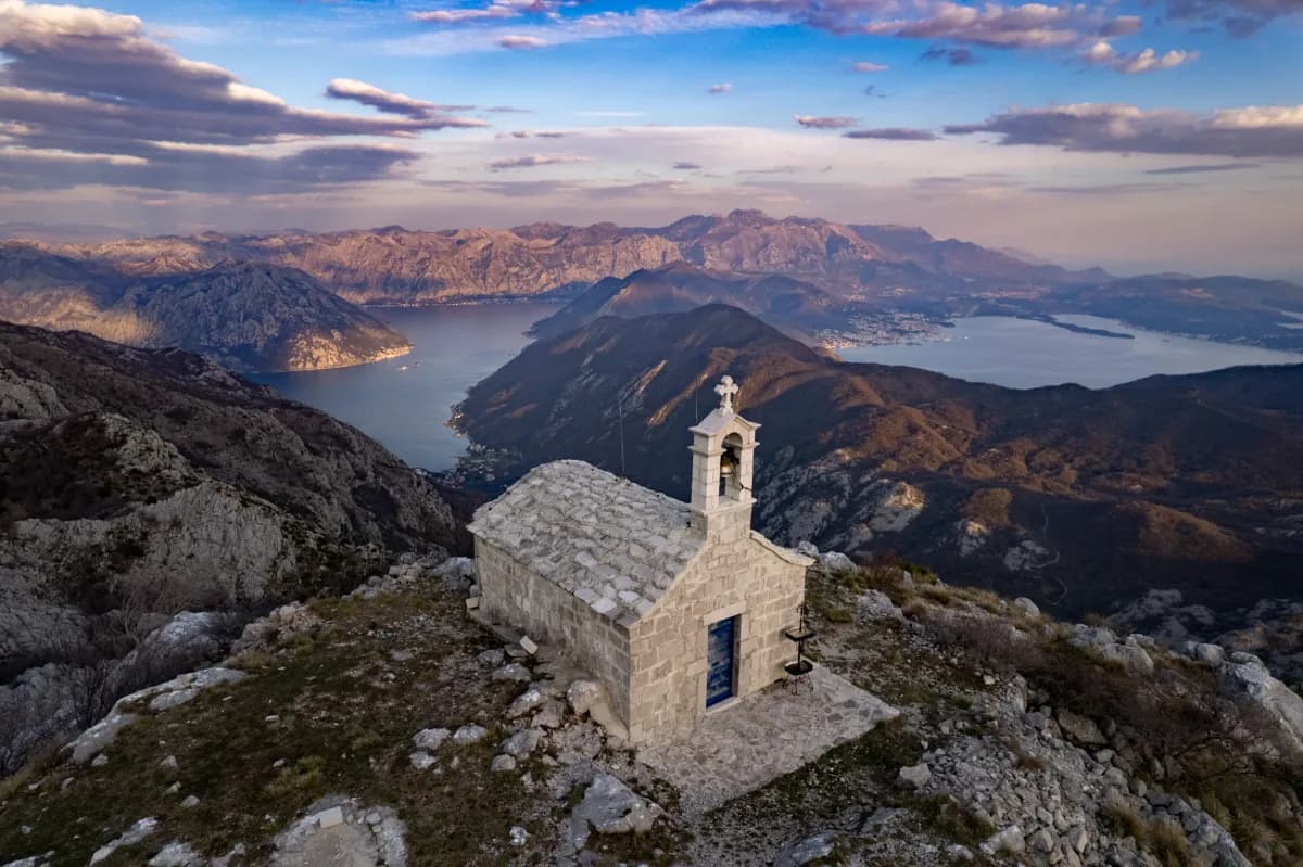 Ruševine austrougarskih objekata u Crkvicama na Orjenu