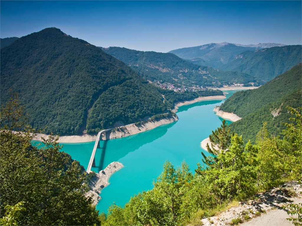 Pivsko jezero i planinski pejzaž kod Plužina