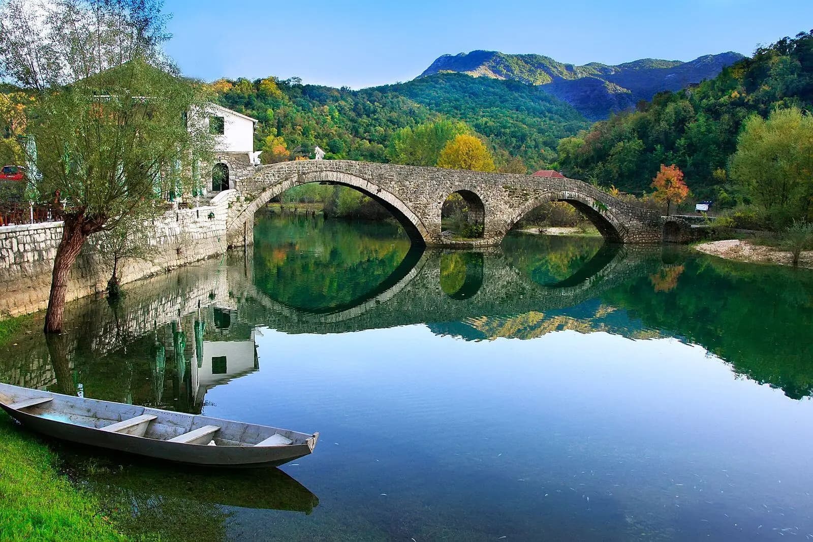 Stari kameni most u Rijeci Crnojevića